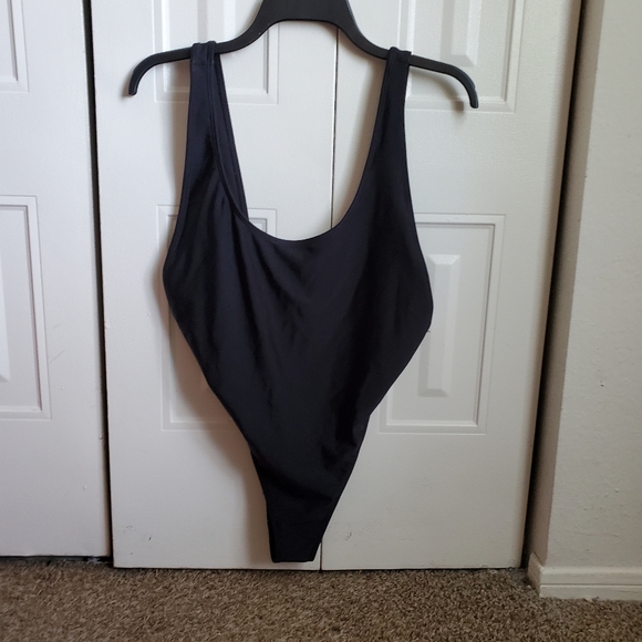 One piece - Picture 2 of 3